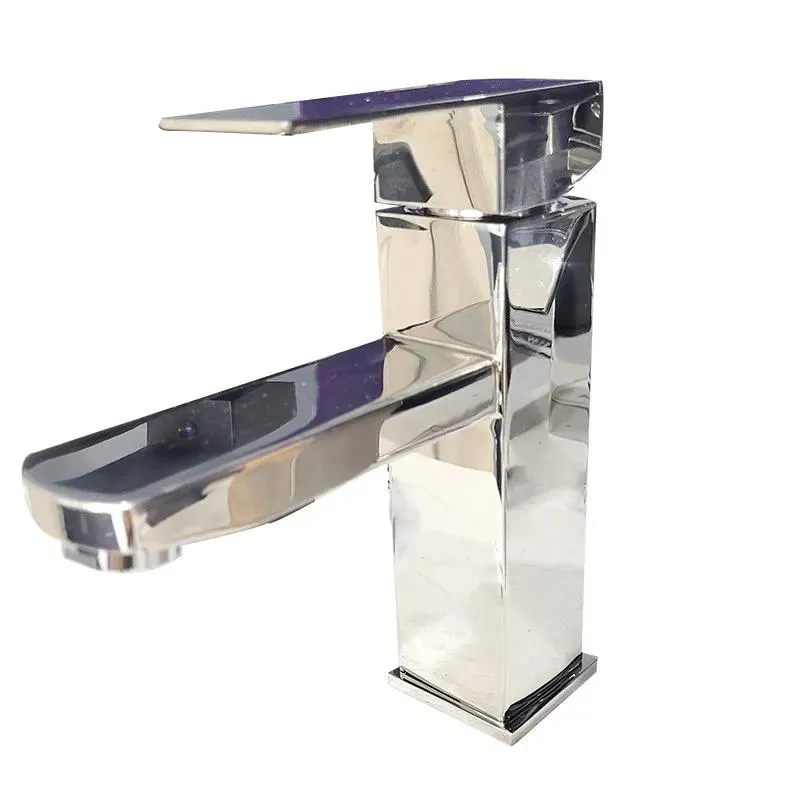 Single Hole Bathroom Sink Faucet in Chrome
