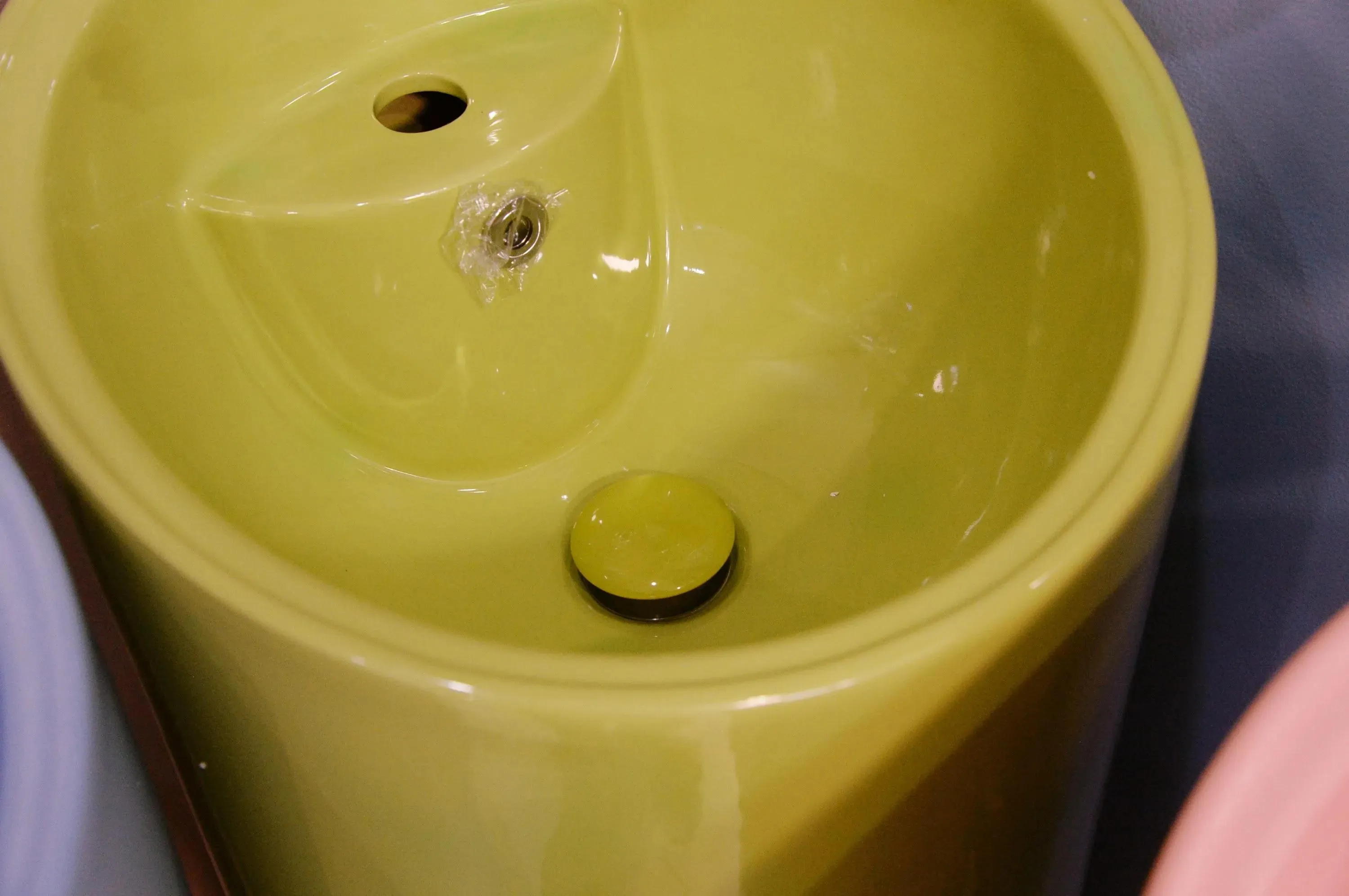 15.5” Ceramic Round Shape Green Pedestal Sink