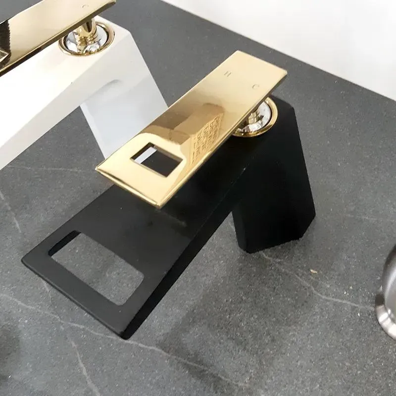 Single-Handle Sink Faucet (Black/Gold)